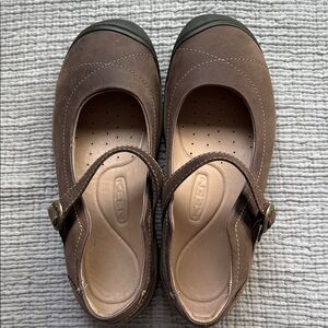 KEEN ladies size 8 brown leather strappy Mary Jane flat sandals